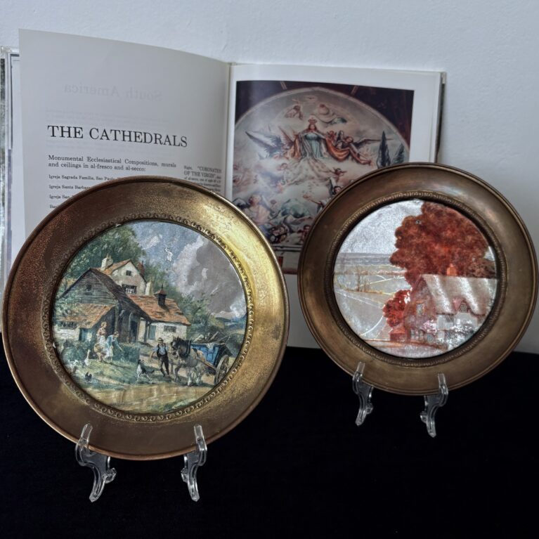Set 2 Platos Decorativos Foil Art Escenas Cottage Inglaterra 1970s 7.5” Pared
