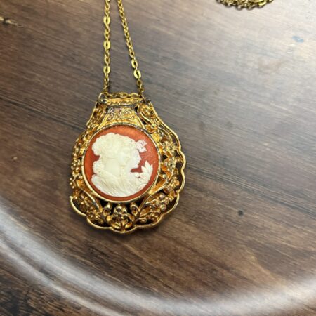 Collar perfumero con camafeo